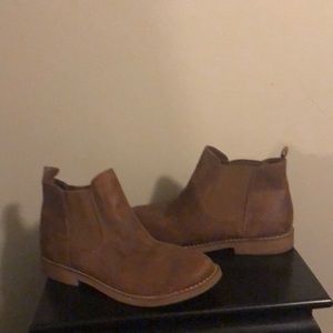 Women’s bootie size 6.5 M